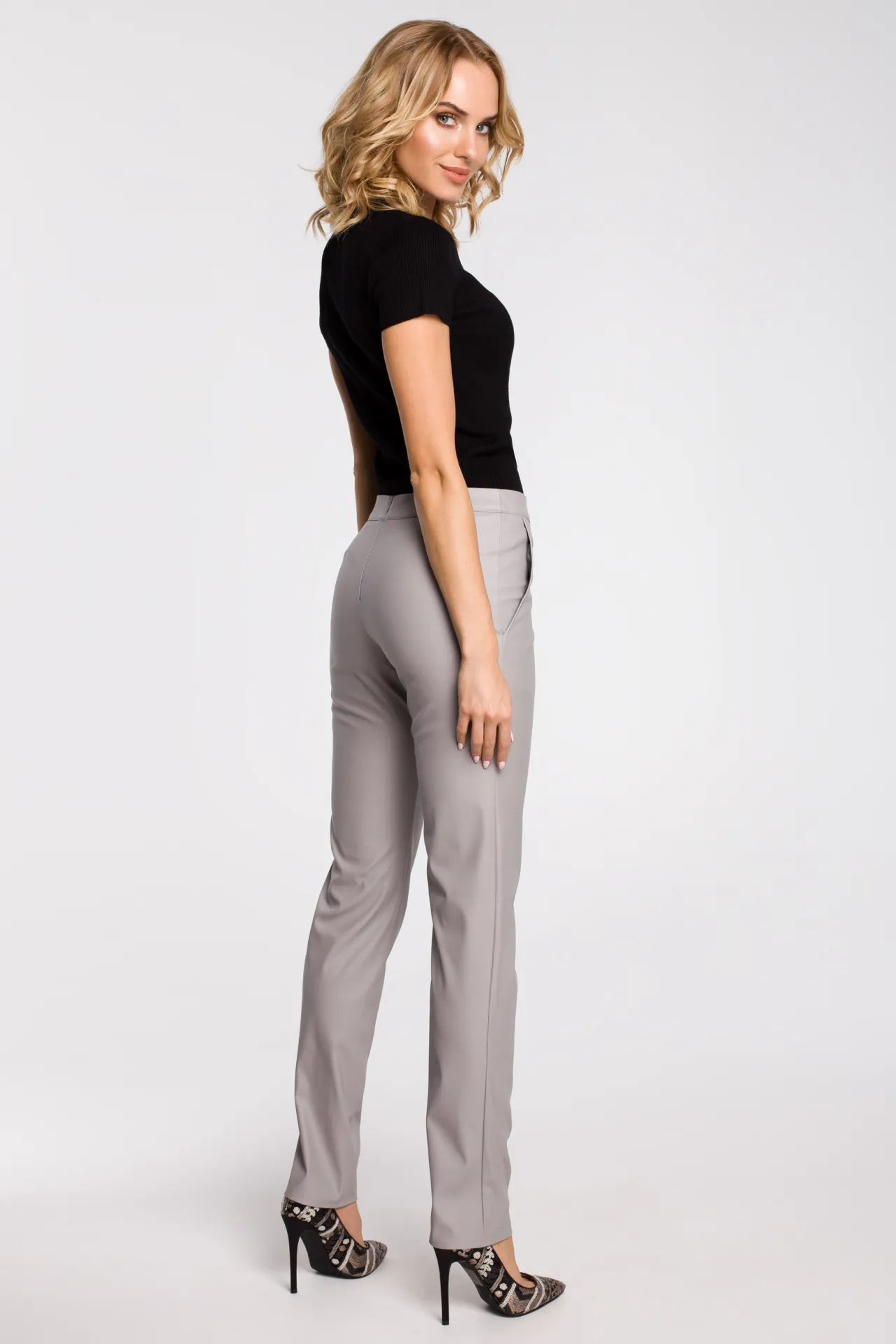 Zdjęcie Eleganckie spodnie damskie rurki: Stylowy look bez wpadek modowych