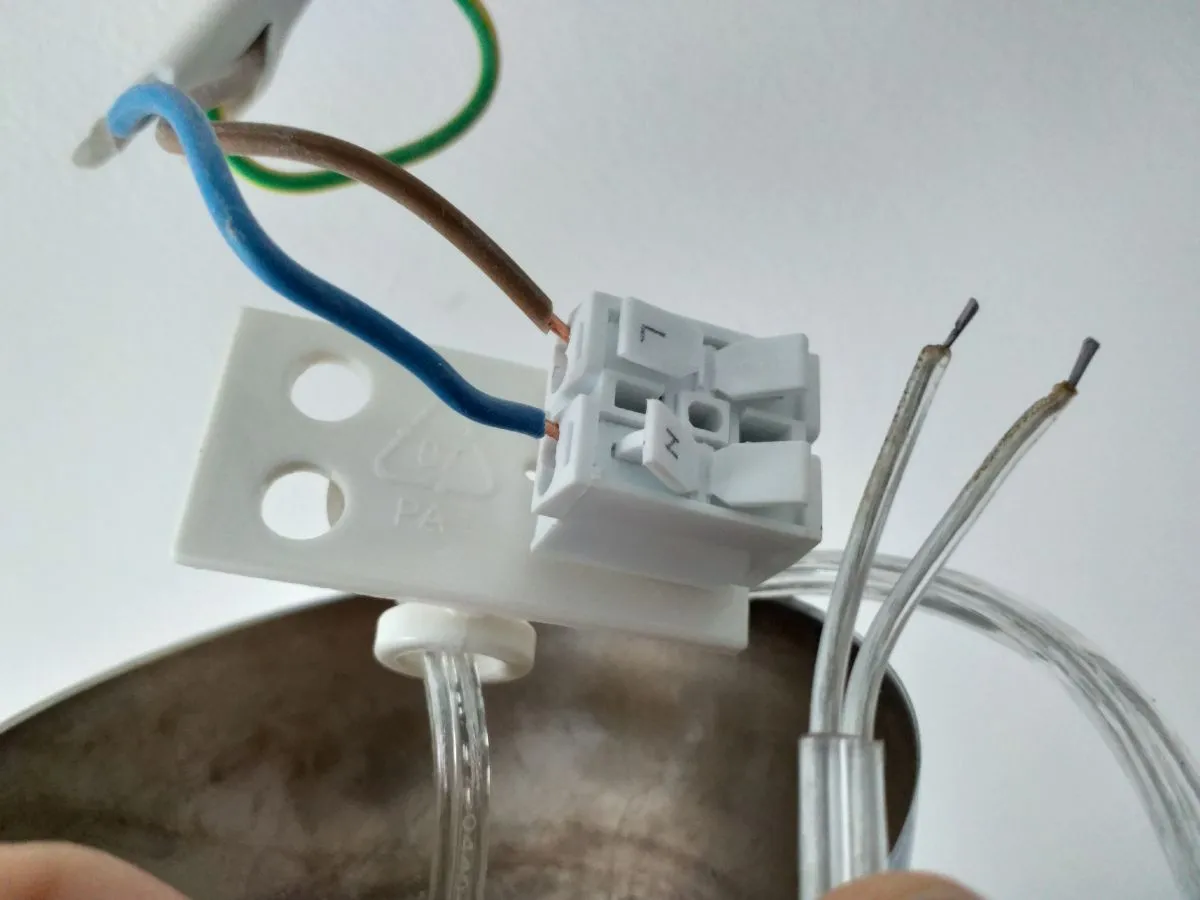 Zdjęcie Jak podłączyć żyrandol bezpiecznie i uniknąć błędów w instalacji