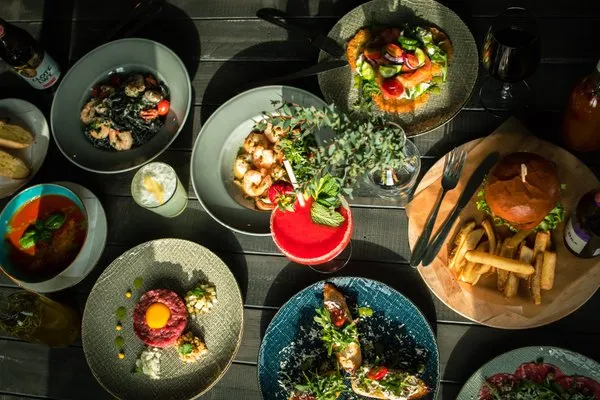 Zdjęcie Gdzie zjeść w Dębkach? Odkryj najlepsze restauracje i smaki