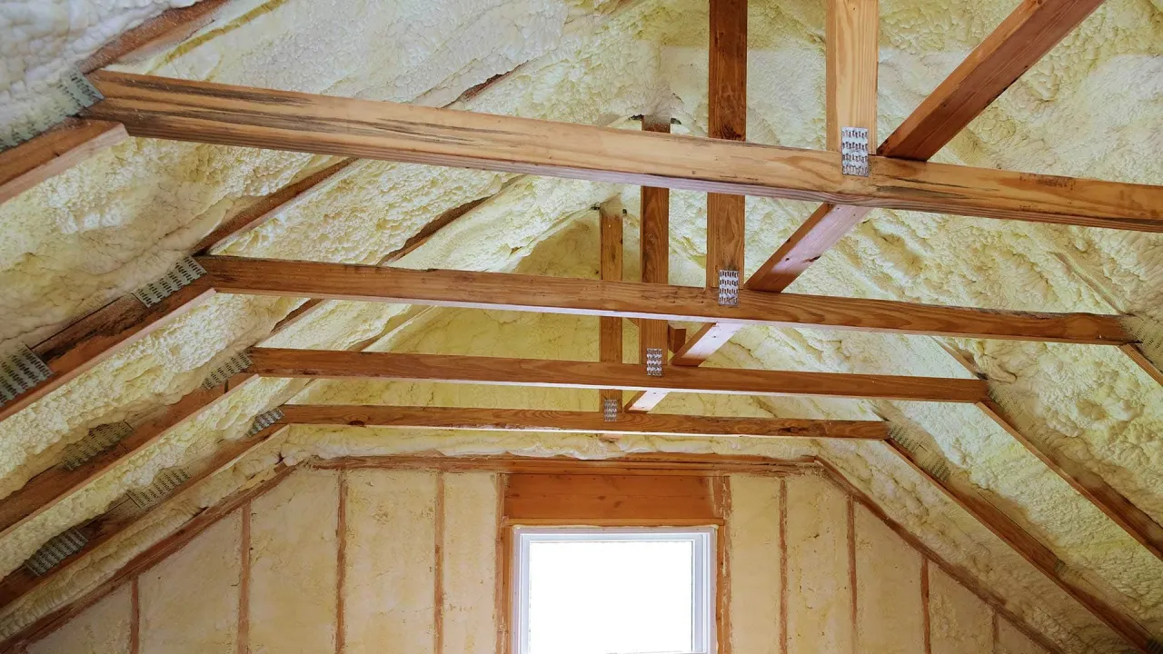 Zdjęcie Ile kosztuje ocieplenie dachu pianką? Sprawdź, co wpływa na ceny