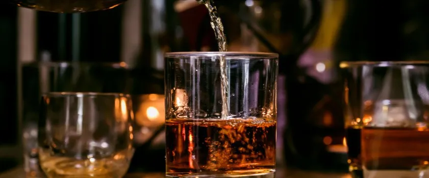 Zdjęcie Dwa kieliszki wódki – kiedy można jechać bez ryzyka utraty prawa jazdy?