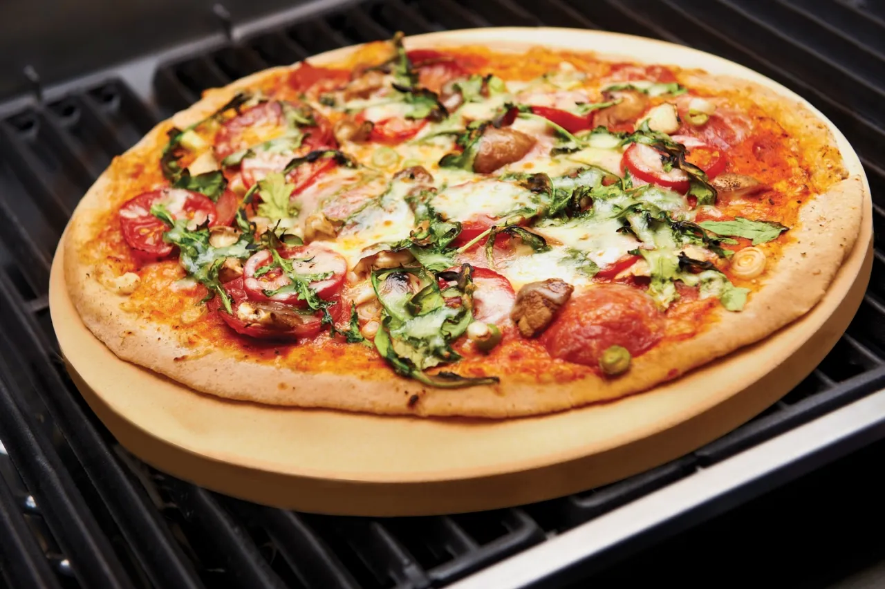 Zdjęcie Jak przełożyć pizzę na kamień bez łopatki - 5 sprawdzonych metod