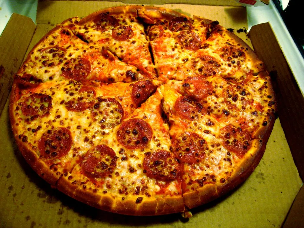 Zdjęcie Średnia pizza Domino&#039;s ile cm? Odkryj idealny rozmiar dla siebie