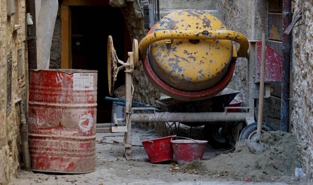 Zdjęcie Skuteczne sposoby na usunięcie betonu z betoniarki bez wysiłku