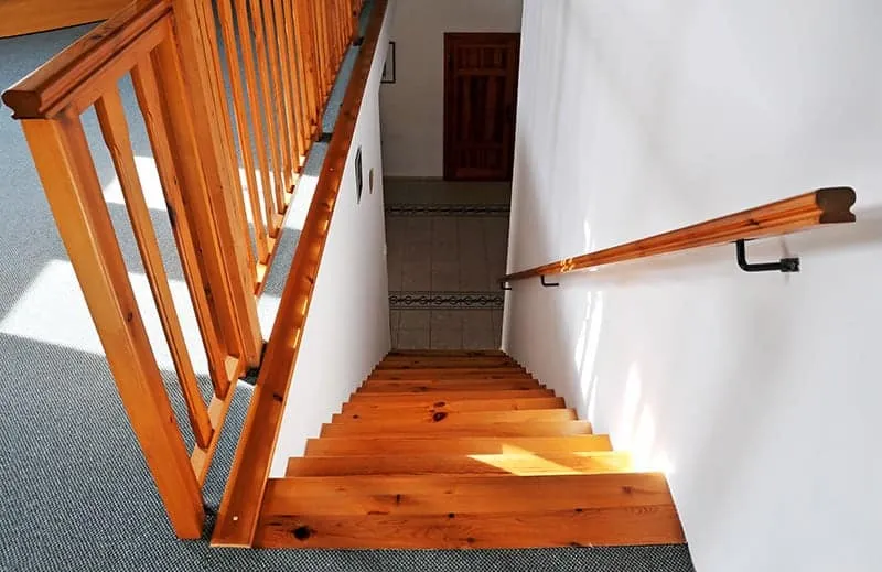 Zdjęcie Czym czyścić schody drewniane, aby ich nie uszkodzić i zachować blask?