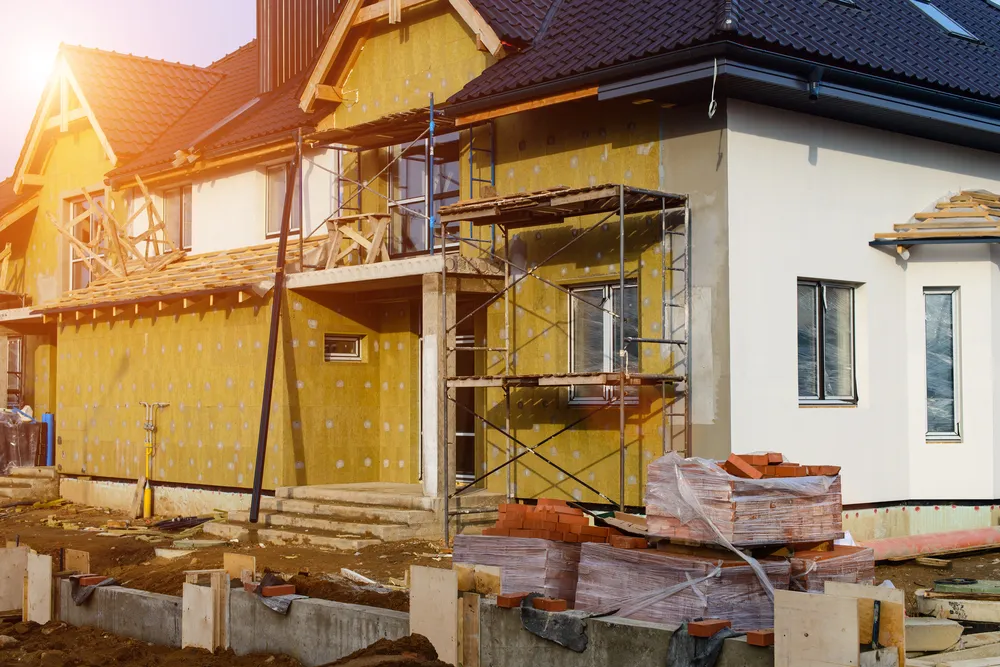 Zdjęcie Co wchodzi w skład elewacji budynku? Kluczowe elementy i materiały
