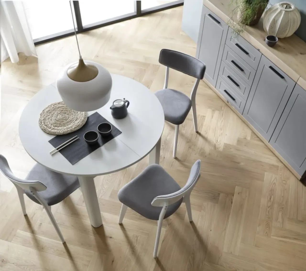 Zdjęcie Krzesła do okrągłego stołu: przewodnik po stylu, komforcie i wymiarach