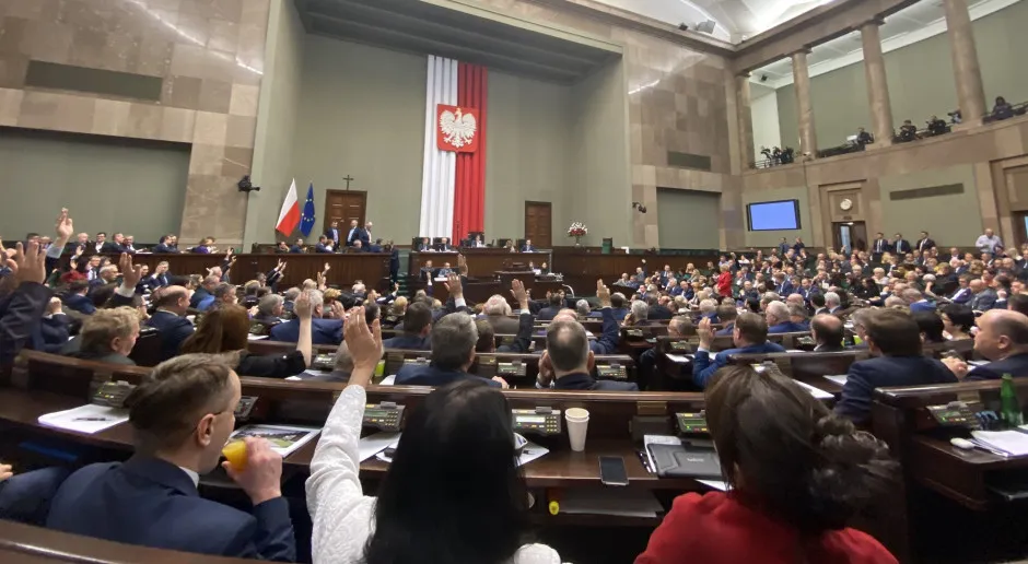 Zdjęcie Jakie partie polityczne zasiadają obecnie w sejmie i co to oznacza?