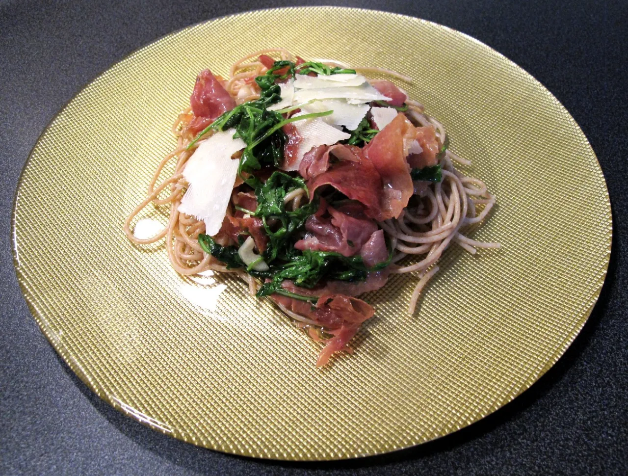 Zdjęcie Przepyszny makaron z rukolą i szynką parmeńską - łatwy przepis