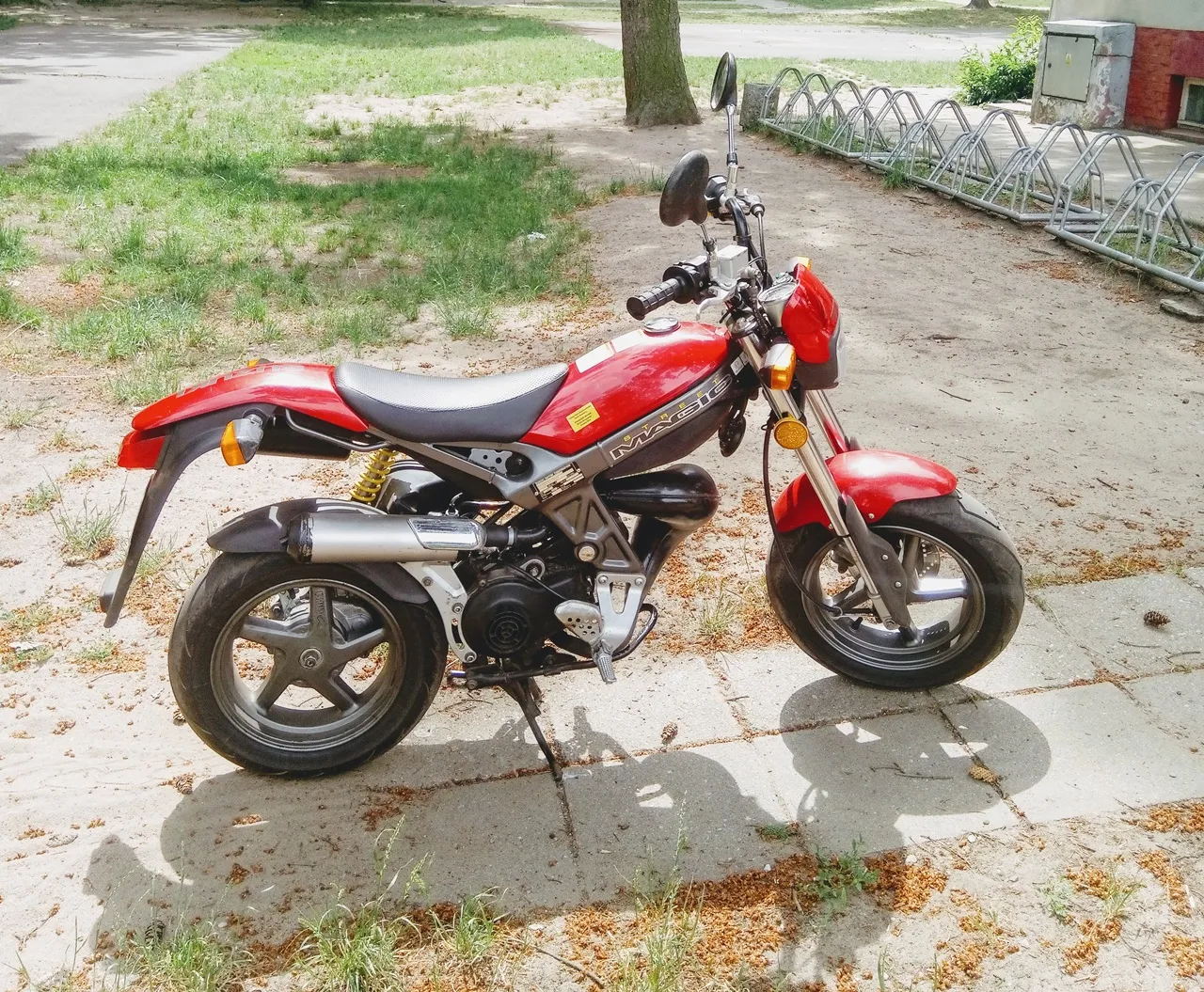 Zdjęcie Czy karta rowerowa uprawnia do jazdy motorowerem: Poznaj fakty i wymogi
