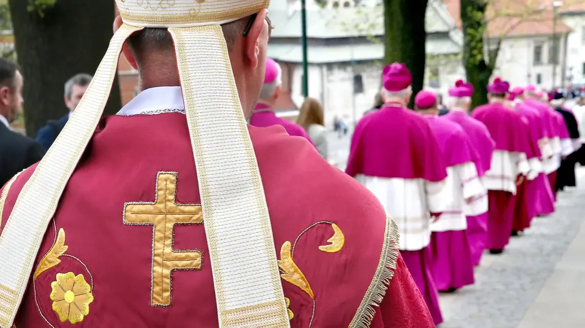Zdjęcie Kto to biskup? Zrozum rolę i znaczenie w Kościele katolickim