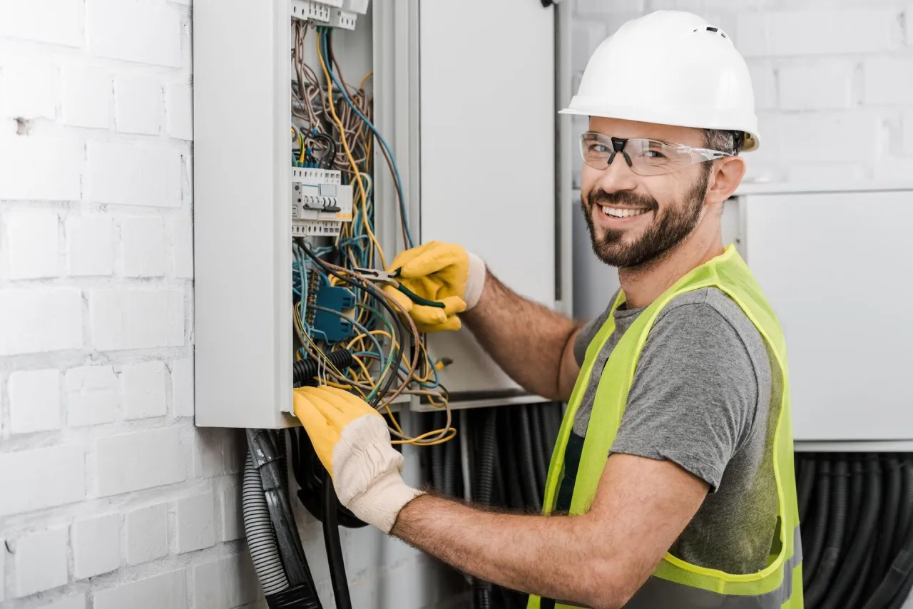 Zdjęcie Ile kosztuje elektryka w domu 100m2? Poznaj ukryte wydatki i oszczędności
