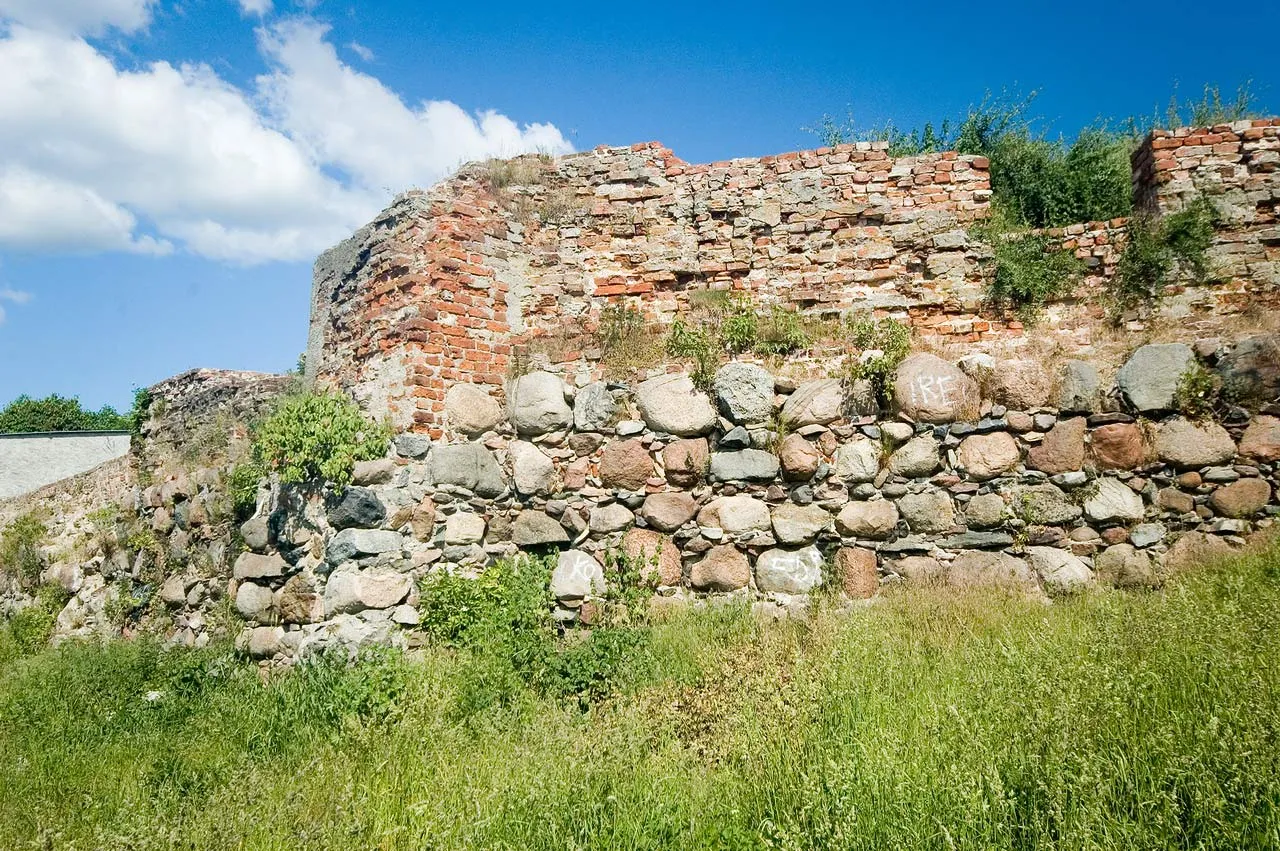 Zdjęcie Ruiny zamku w Prabutach – historia, tajemnice i stan obecny ruin