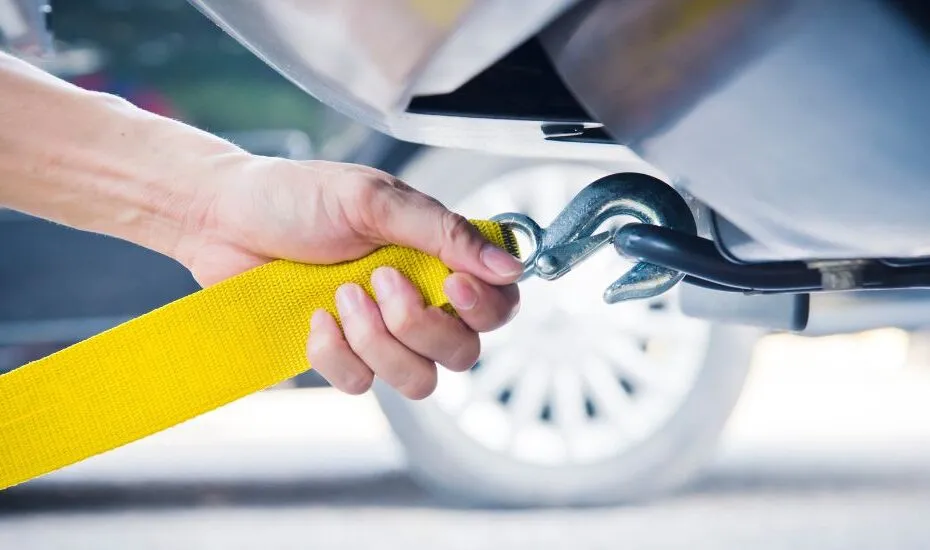 Zdjęcie Jak holować auto bez haka - bezpieczne metody i najczęstsze błędy