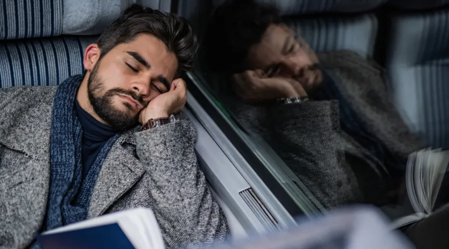 Zdjęcie Jak zasnąć w autokarze: skuteczne sposoby na komfortowy sen w podróży