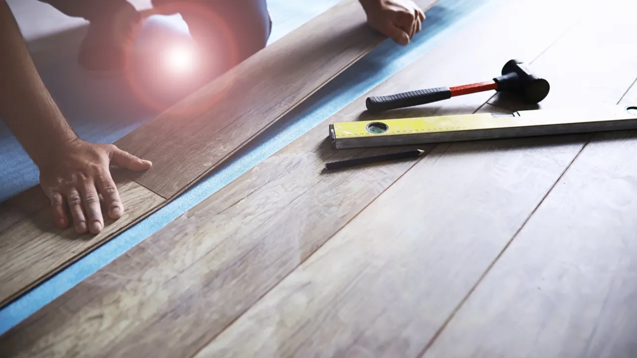 Zdjęcie Jak łączyć panele w progu? Uniknij błęd&oacute;w i stw&oacute;rz trwałą podłogę