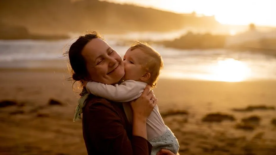 Zdjęcie Jak pozować do zdjęć nad morzem, aby wyglądać zjawiskowo i naturalnie