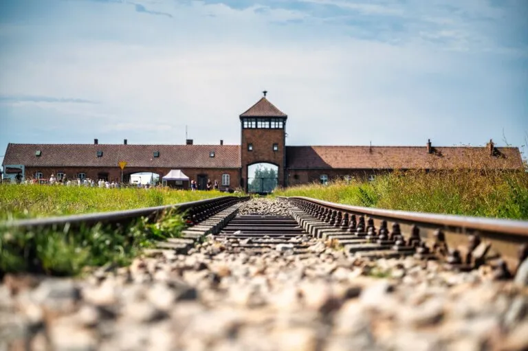 Zdjęcie Ile ludzi zginęło w Auschwitz-Birkenau? Szokujące fakty i liczby