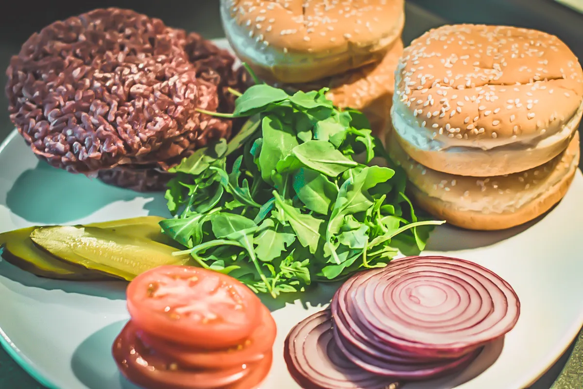Zdjęcie Jak łatwo przygotować gotowe hamburgery z Biedronki w domu