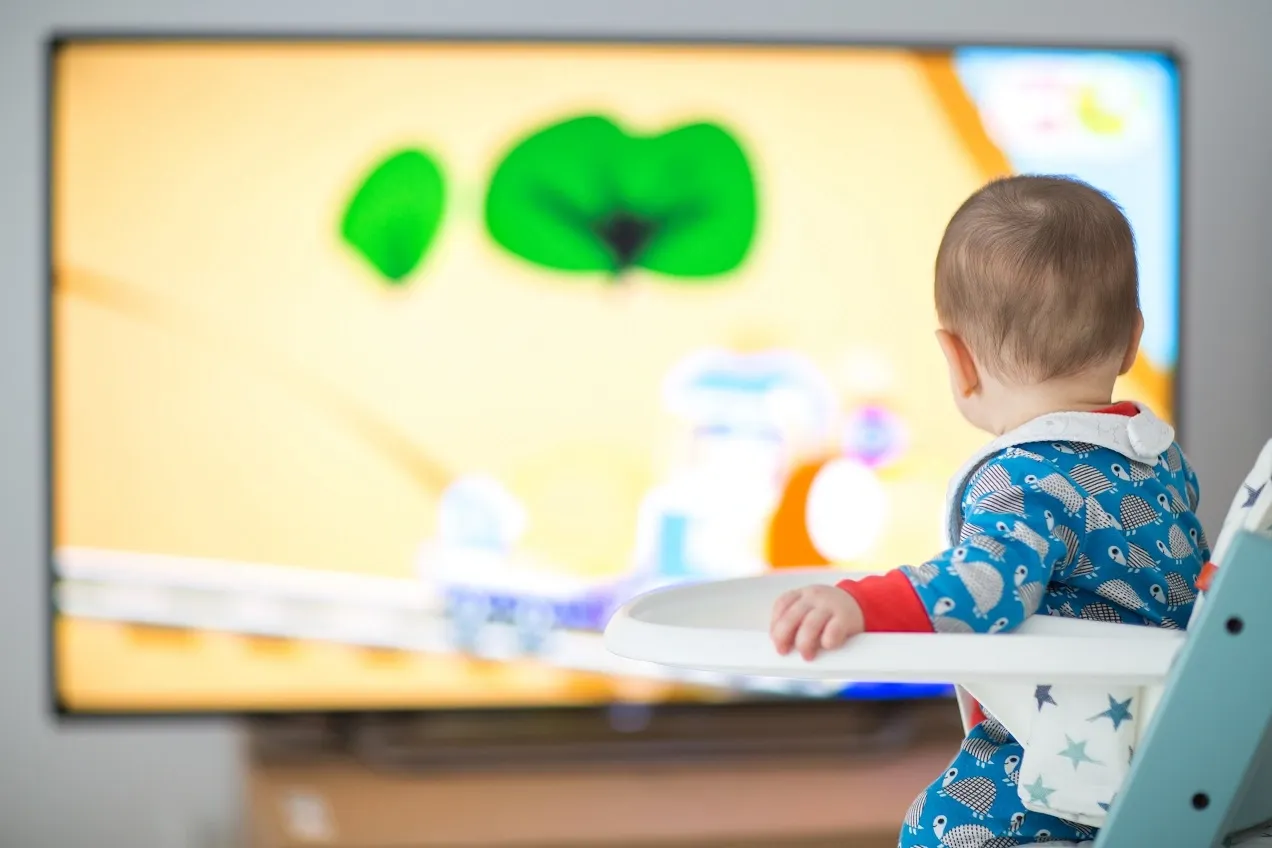 Zdjęcie Od kiedy dziecko może oglądać bajki? Wiek, czas i wybór treści dla maluchów