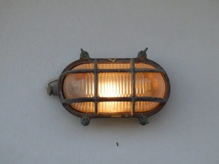 Zdjęcie Jak przymocować lampę do elewacji? Krok po kroku bez błędów!