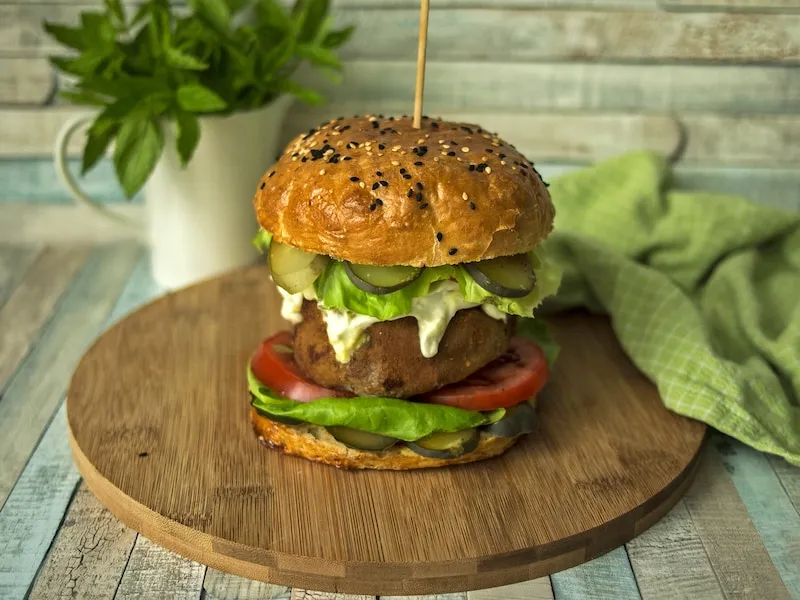 Zdjęcie Ile kalorii ma wege burger? Porównanie z tradycyjnym i zdrowsze opcje