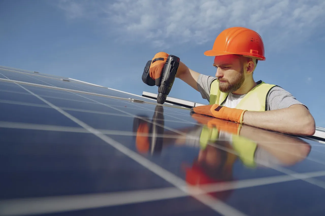 Zdjęcie Ile paneli potrzebujesz do instalacji 4 kWp? Obliczenia i przykłady