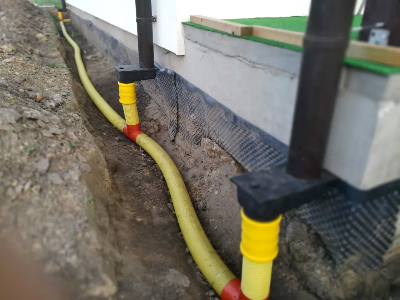 Zdjęcie Jak odprowadzić wodę z rynny do gruntu, aby uniknąć zalania?