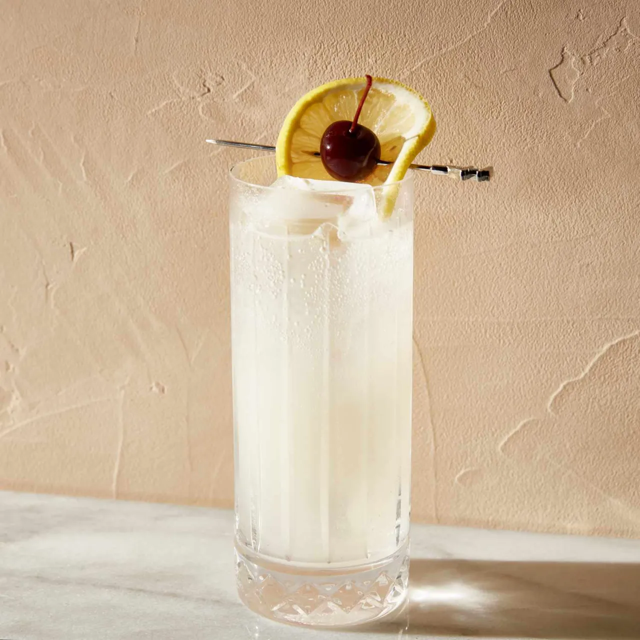 Zdjęcie Tom Collins drink - orzeźwiający koktajl, który musisz spróbować