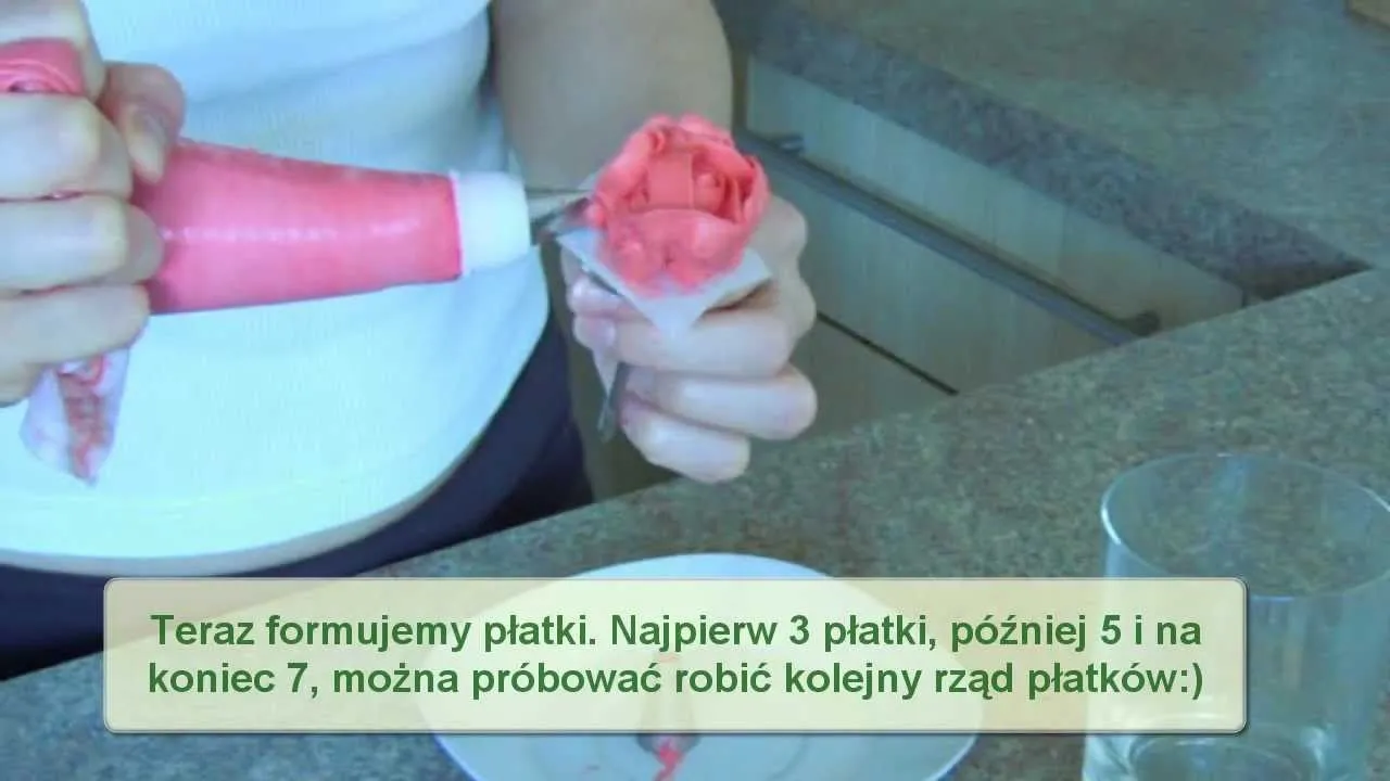 Zdjęcie Jak zrobić różyczki na tort - proste techniki i najczęstsze błędy