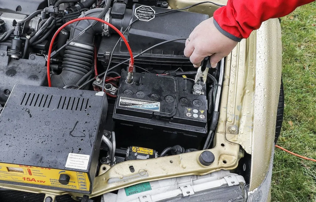 Zdjęcie Jak bezpiecznie podłączyć prostownik w mondeo mk4 i uniknąć problemów