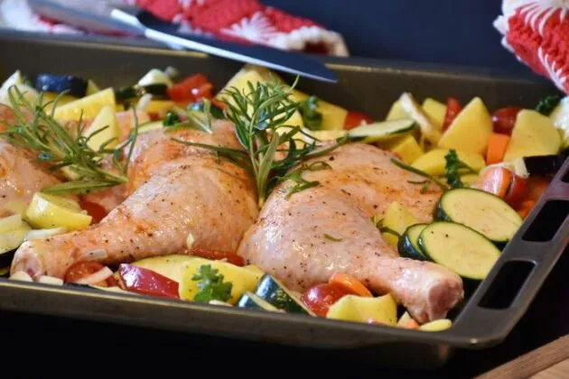Zdjęcie W jakiej temperaturze piec pałeczki z kurczaka, by uniknąć surowizny?