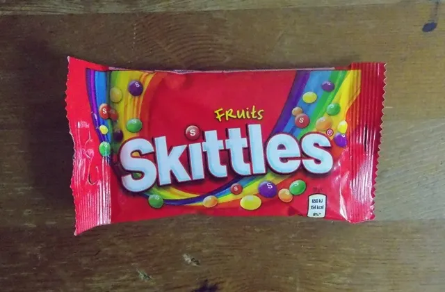 Zdjęcie Czy Skittles są wegańskie? Odkryj składniki i kontrowersje