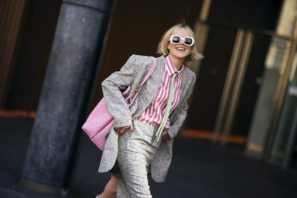 Zdjęcie Stylizacje z granatową marynarką: 10 inspiracji na każdą okazję