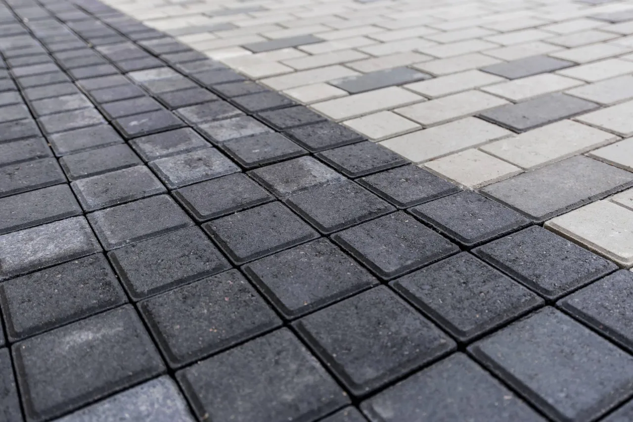 Zdjęcie Ile kosztuje podjazd z kostki brukowej? Sprawdź, by nie przepłacić!