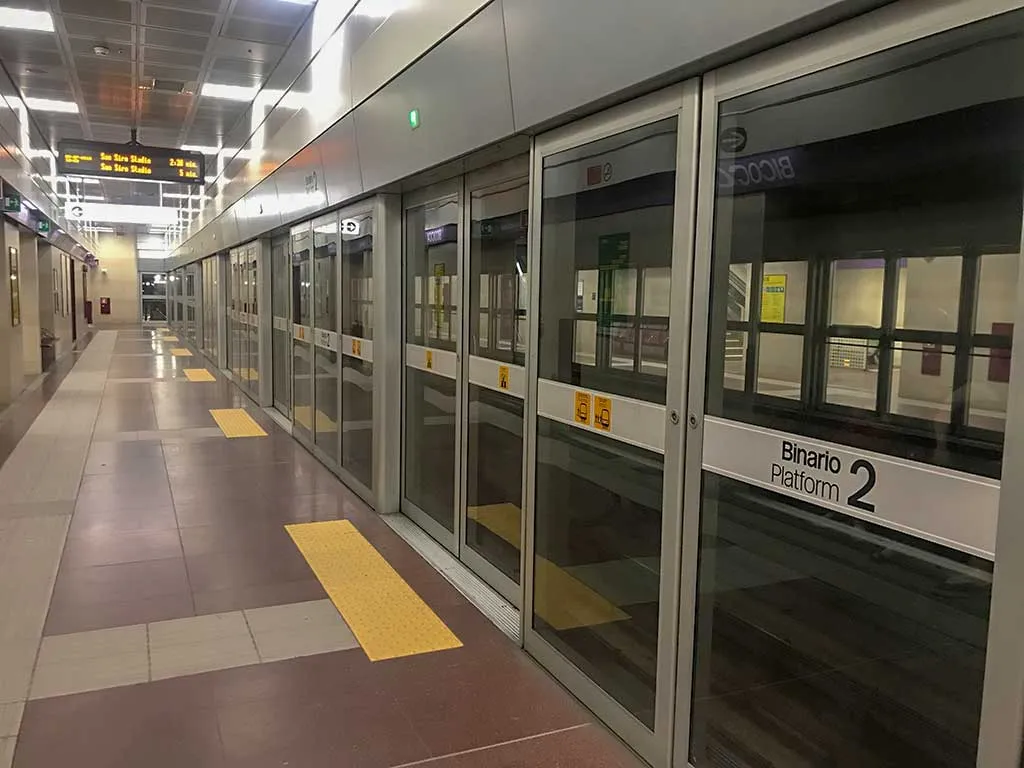 Zdjęcie Metro w Mediolanie - Szybki i wygodny transport | Mapa, bilety, porady