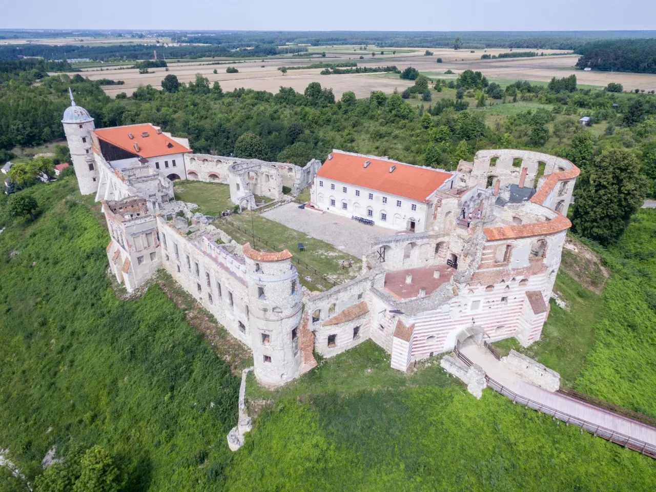 Zdjęcie Noclegi w pobliżu zamku w Janowcu – komfortowe opcje na wypoczynek