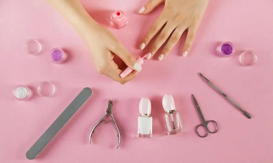 Zdjęcie Co dokładnie potrzeba do manicure tytanowego? Lista narzędzi i produktów