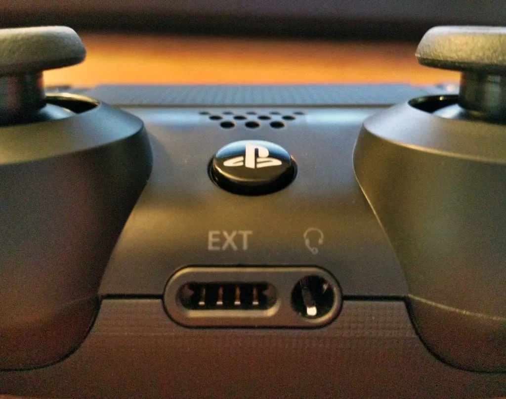 Zdjęcie Do czego służy EXT na padzie PS4? Odkryj jego praktyczne zastosowania