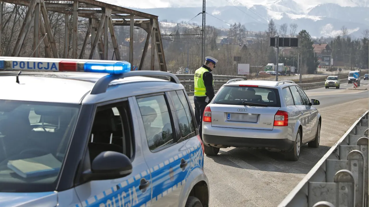 Zdjęcie Kiedy policja może przeszukać auto bez nakazu - poznaj swoje prawa kierowcy