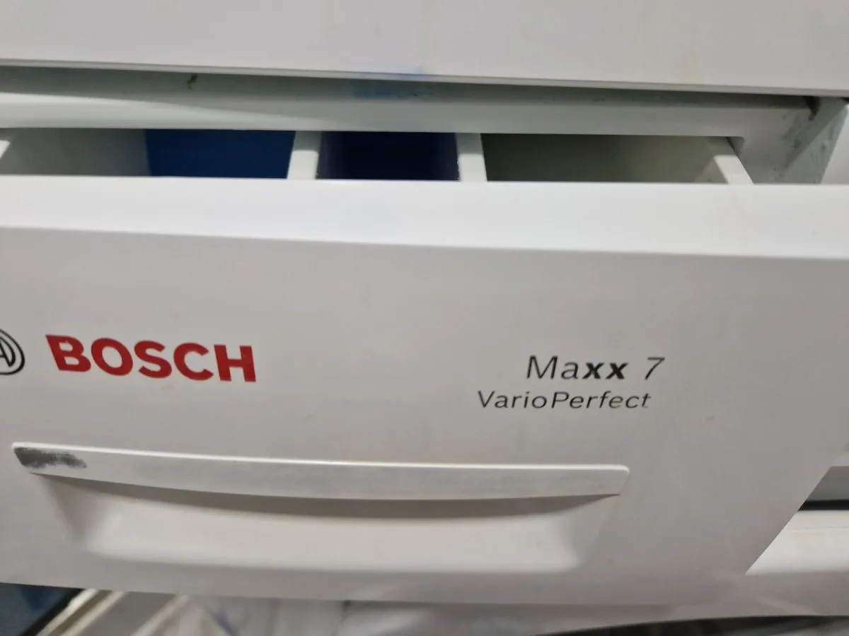 Zdjęcie Jak wyjąć szufladę z pralki Bosch - uniknij problemów z czyszczeniem