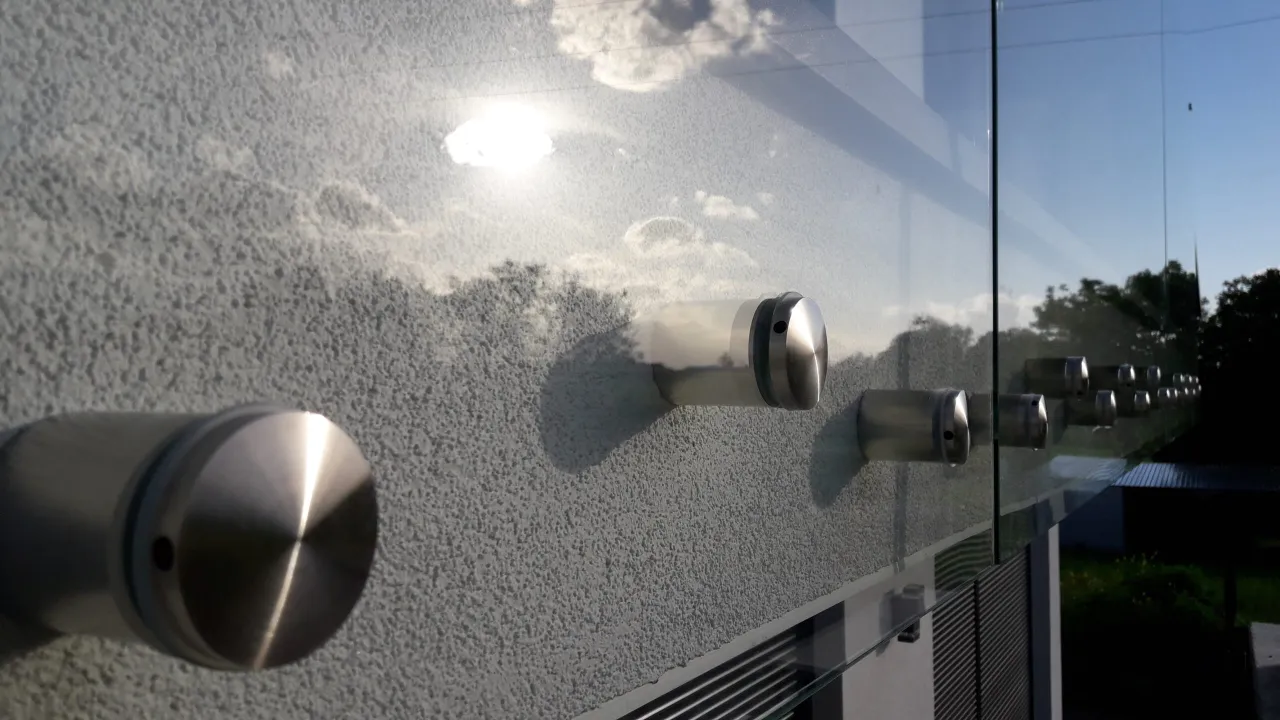 Zdjęcie Jakie szkło na balustrady zewnętrzne: wybierz najbezpieczniejsze rozwiązanie