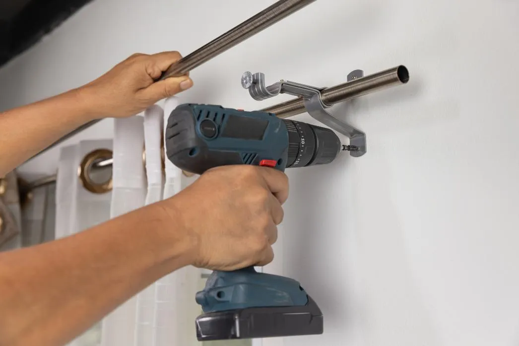 Zdjęcie Jak odkręcić karnisz metalowy bez uszkadzania ściany i karnisza