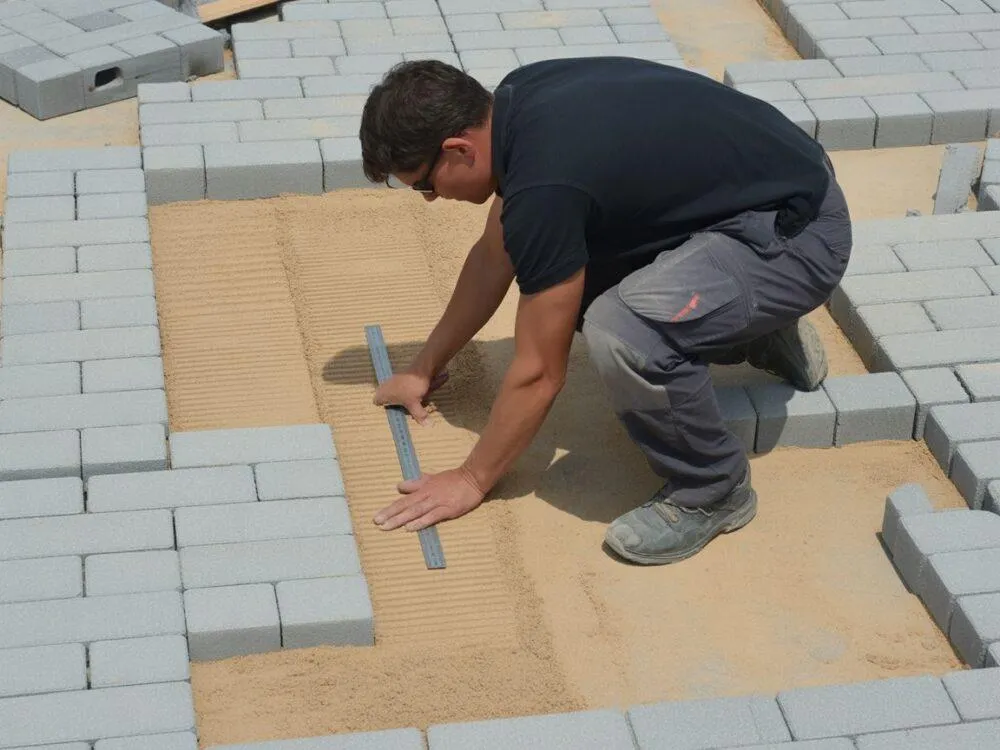 Zdjęcie Czym przykleić kostkę brukową do betonu, aby uniknąć problemów?