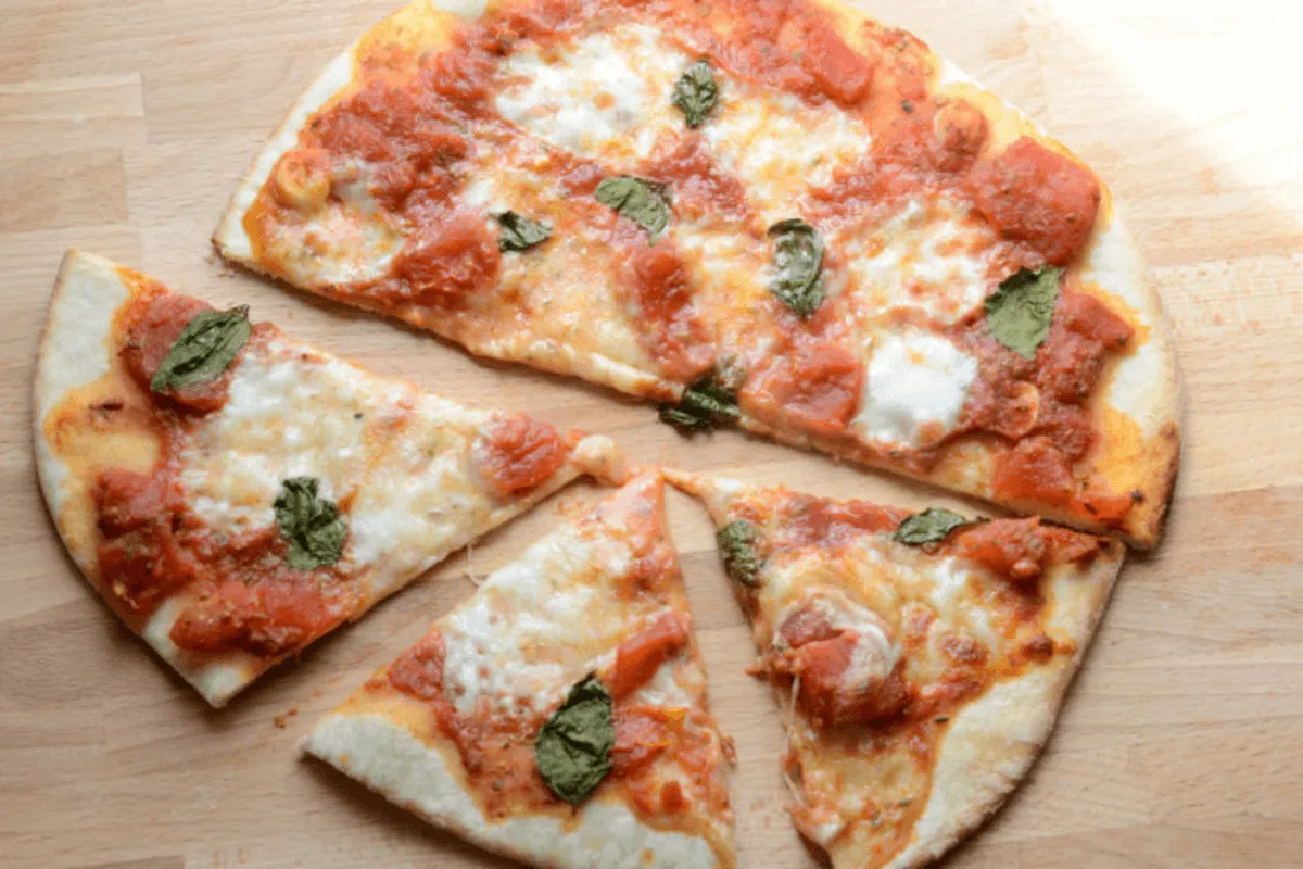 Zdjęcie Ile osób najedzie się pizzą 30 cm? Odkryj idealne proporcje