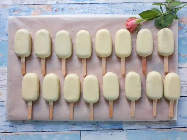 Zdjęcie Ciasteczka na patyku jak lody – proste przepisy i dekoracje, które zachwycą