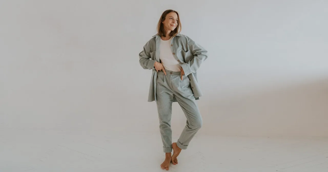 Zdjęcie Jak nosić koszule oversize, aby wyglądać stylowo i modnie każdego dnia