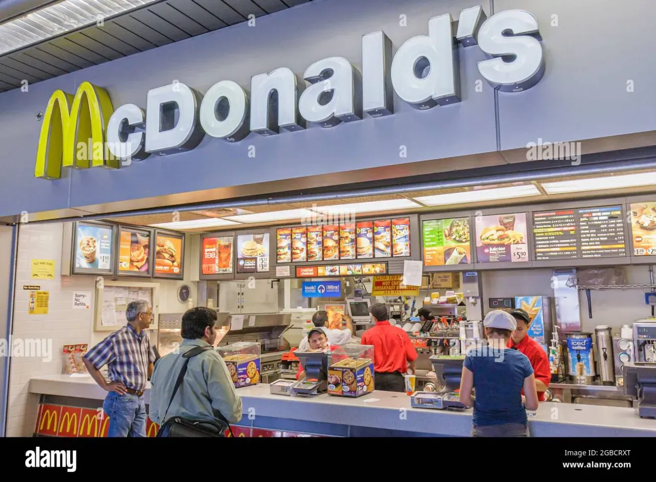 Zdjęcie Czy na lotnisku w Katowicach jest McDonald's? Sprawdź lokalizację i opcje jedzenia