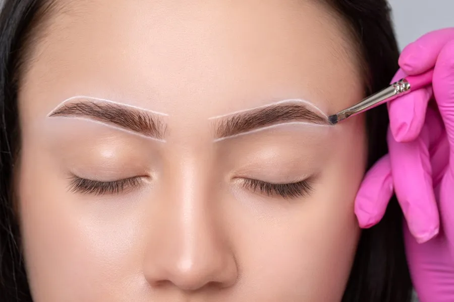 Zdjęcie Jak długo utrzymuje się brow henna na skórze i brwiach? Sprawdź!