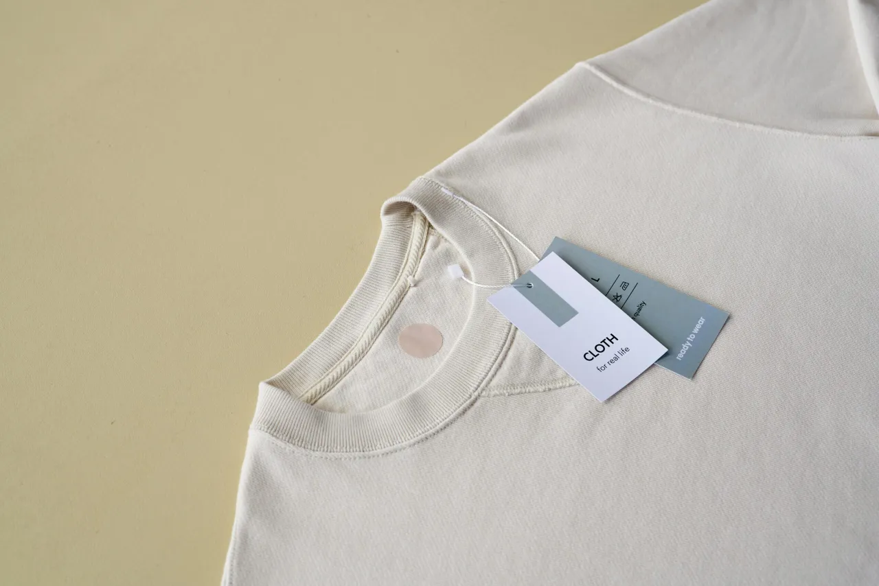 Zdjęcie Co to znaczy relaxed fit bluza? Zrozum luźny krój odzieży